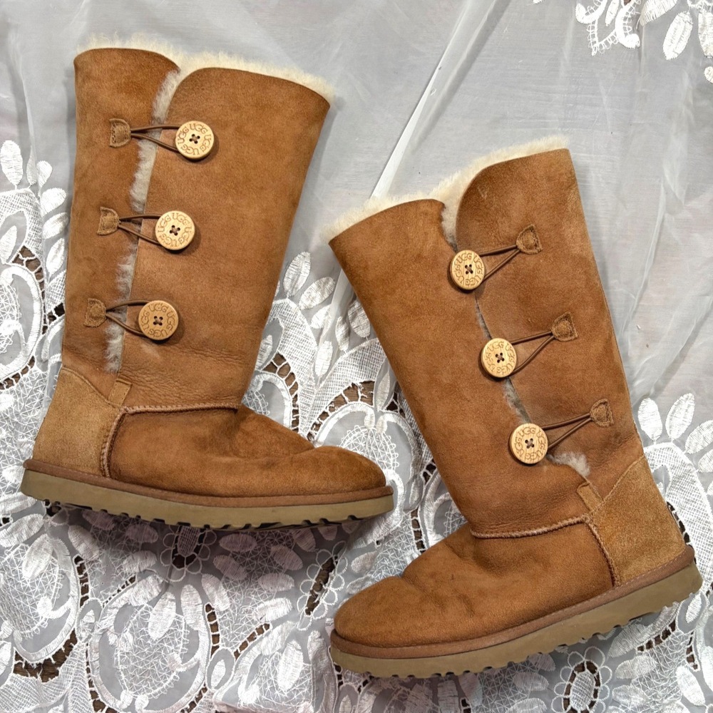 Y2K Fall Tall UGG Australia Bailey Button Triplet Boots Chestnut Suede Womens 9